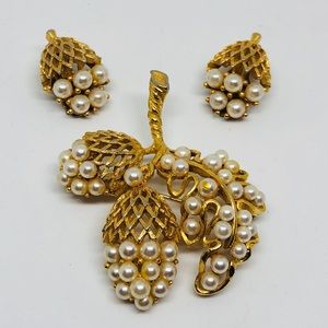 Vintage Lisner Pearl Acorn Brooch & Earring Set